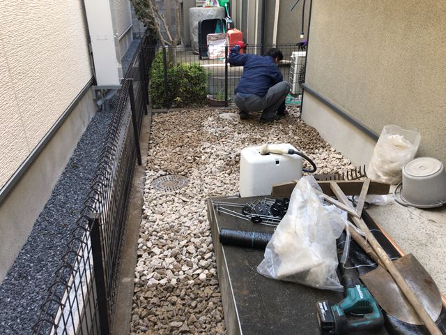 東京都中野区白鷺の樹木伐採・砂利敷き工事中の様子です。